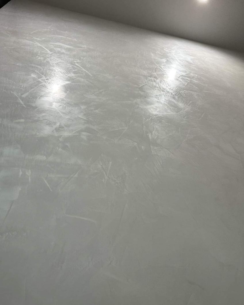 Modern curved plaster column feature