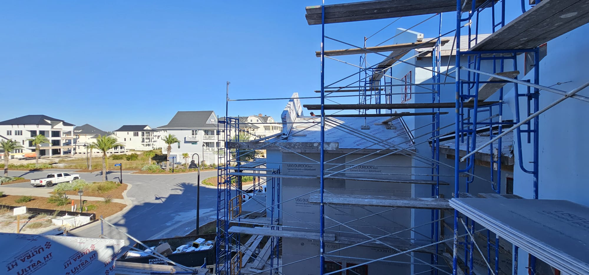 Large residential structure scaffolding